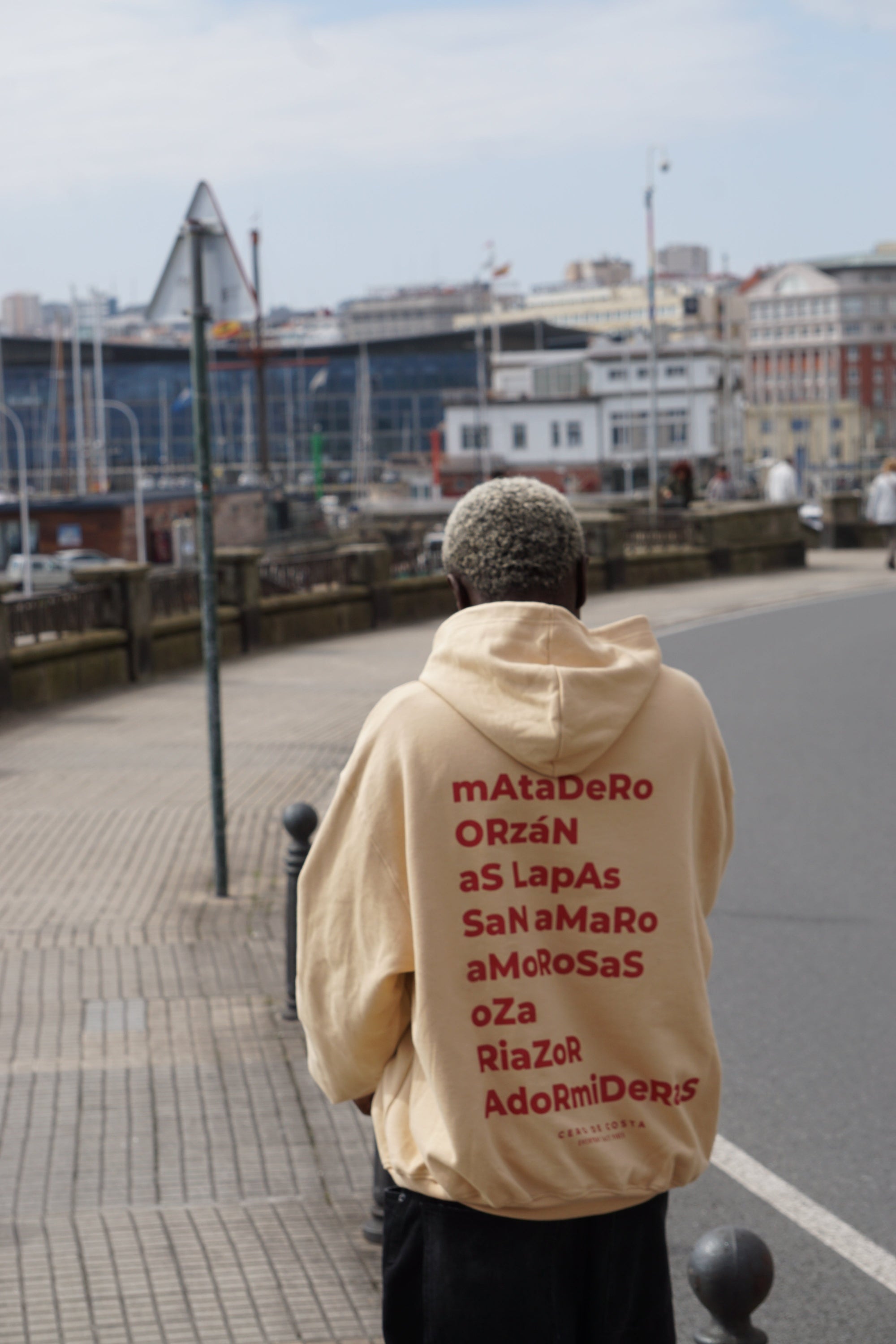 SUDADERA BEIGE CREMA/ROJO “LA CORUÑA” PLAYAS CIUDAD CON CAPUCHA
